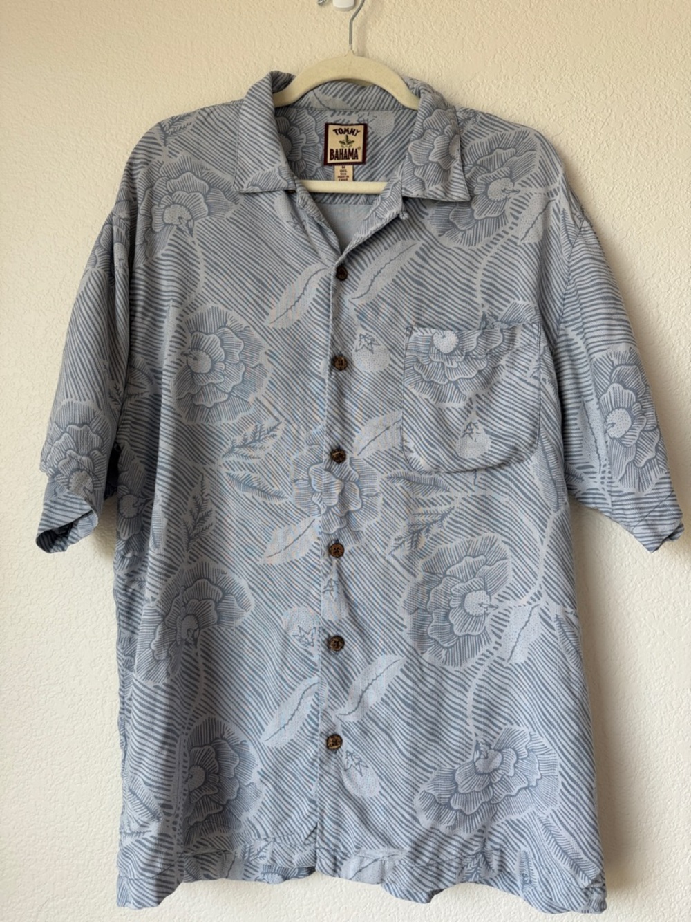 Tommy Bahama Silk Camp Shirt Light Blue Floral Short Sleeve Button Up M